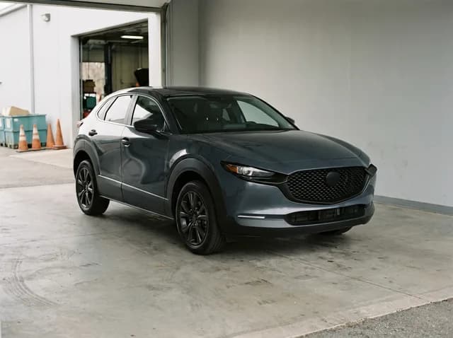 Front three-quarter photo of a grey crossover in the photo booth